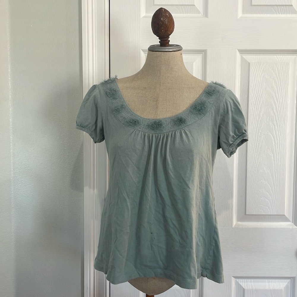 And Taylor Loft top short sleeve scoopneck rosette flowers 100% cotton gray M